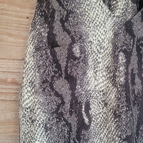 Show Me Your MuMu Size Small Snakeskin Python Print High Low V-Neck Tank In Gray - Picture 3 of 4